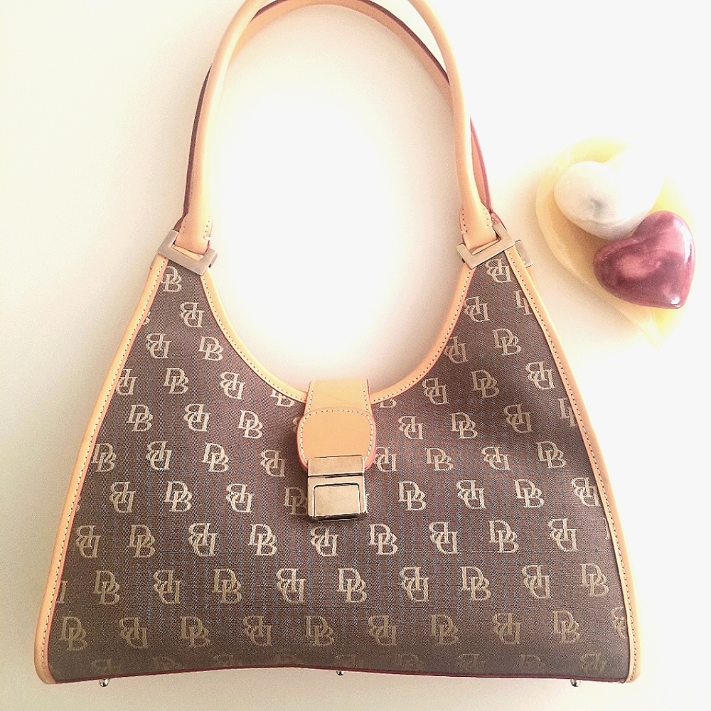 👜 Elegant Signature Dooney & Burke Purse